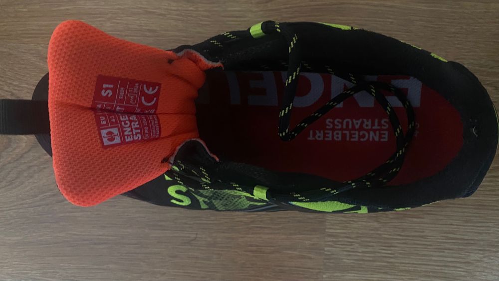 Работни обувки с бомбе .