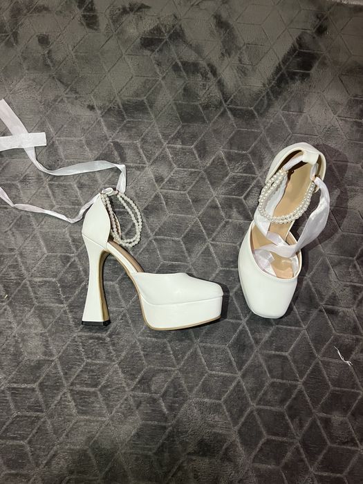 Продавам бели високи токчета, размер 39.