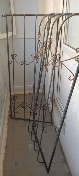 Две оконые  решетки металлические.