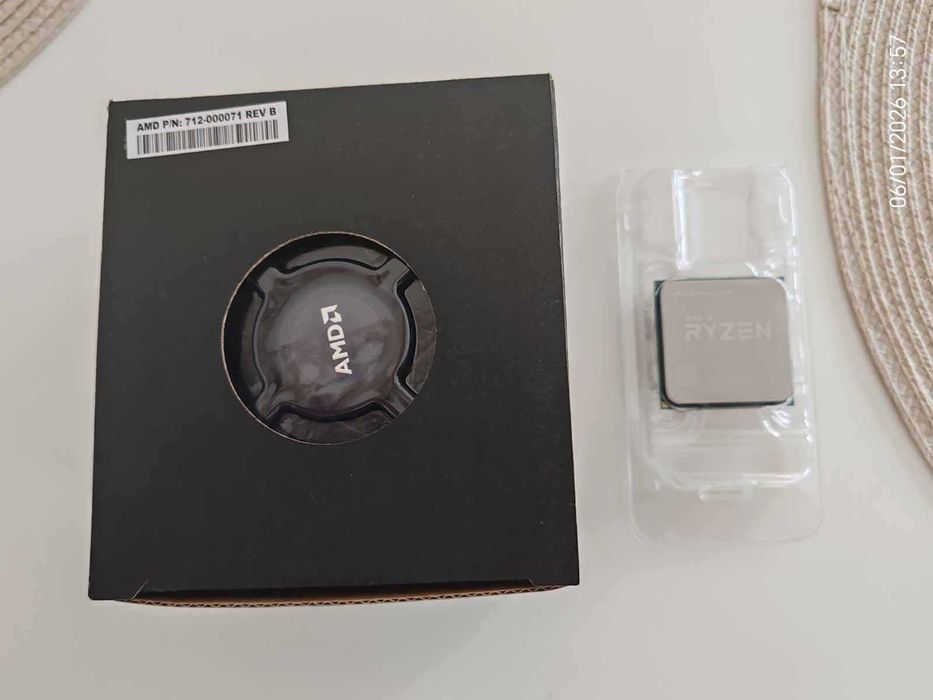 Procesor AMD Ryzen 5 2200G 3.9GHz ca nou, cooler original nefolosit