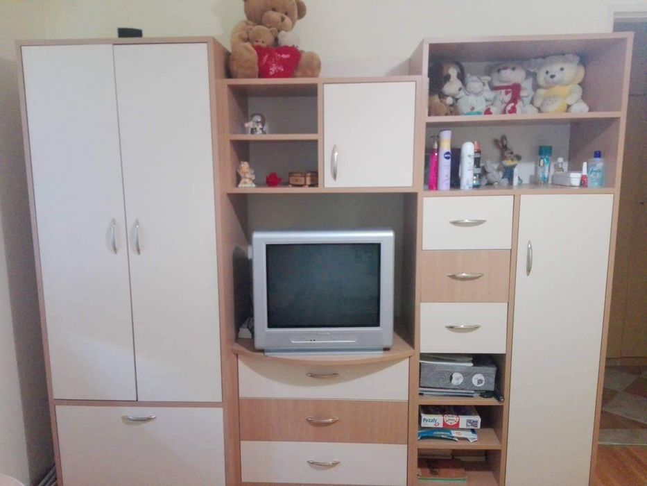 Секция,бюро със стол и 2 табуретки.