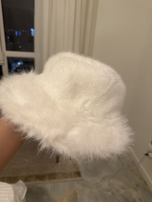 Белая пушистая шапка