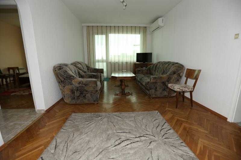 С ПАРКОМЯСТО! Многостаeн апартамент в Центъра