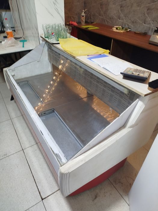 Продам витринный холодильник