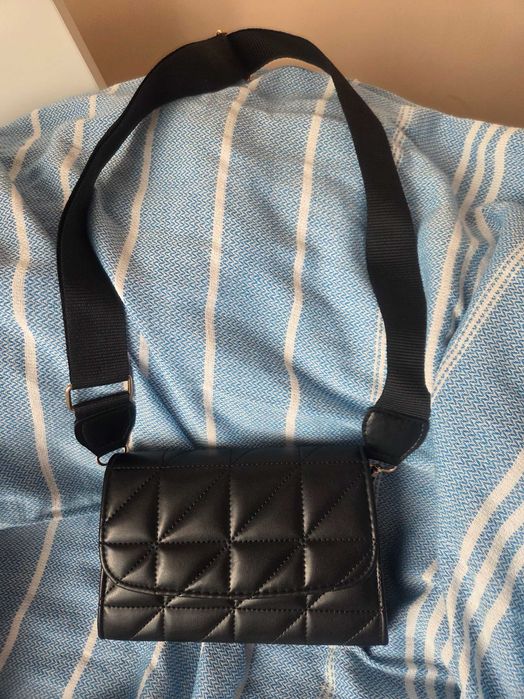 Модерна мини чанта с широка спортна дръжка – черна