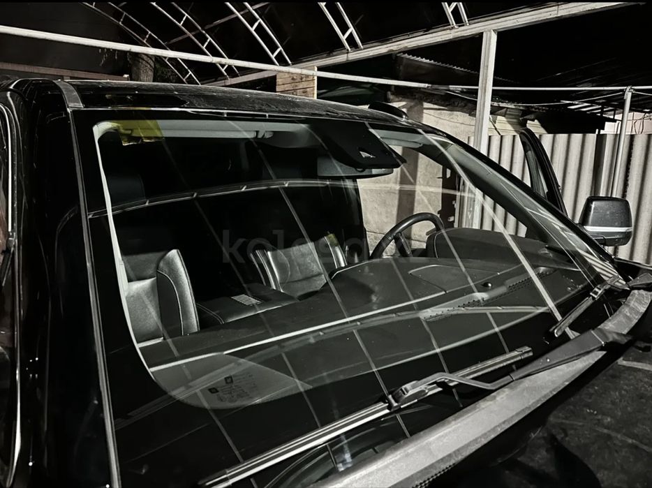 Лобовое стекло Cadillac Escalade