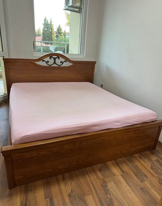 Спална масив /орех/  с размери на матрака 2.0на 1.6м