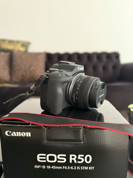 Canon EOS R50 + RF-S 18-45mm, folosit foarte puțin, stare excelentă