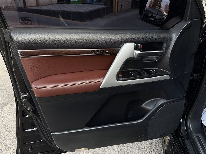 В продаже новый Toyota Land Cruiser 200