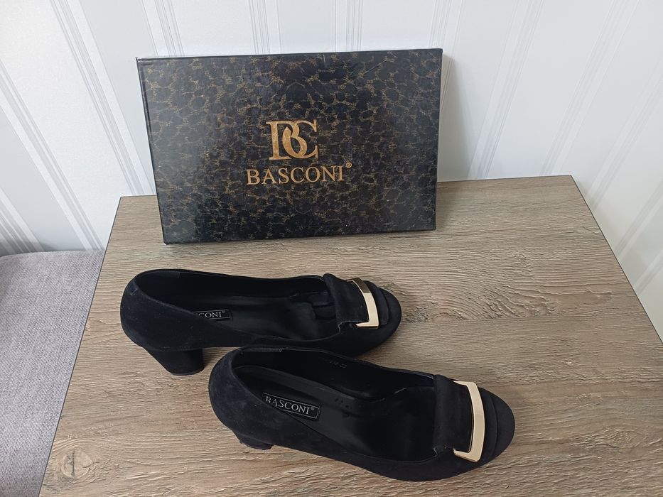 Продам женские замшевые туфли