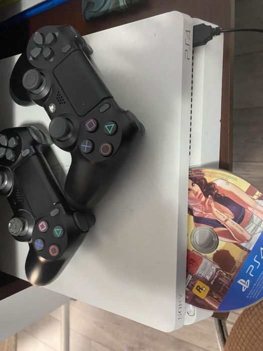 Vând PS 4 cu toate accesoriile și mentenanță făcută!!