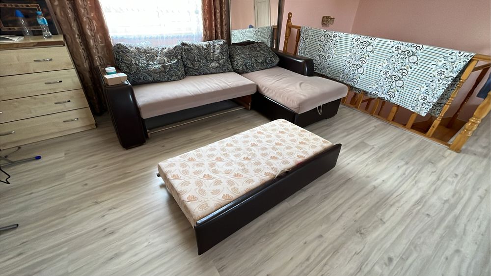 Продам диван угловой почти даром