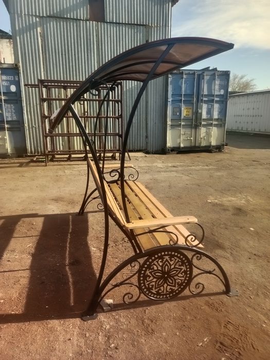 Лавочка с крышей