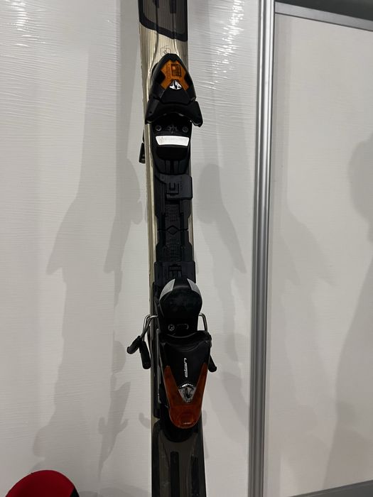 Продается комплект лыж с ботинками