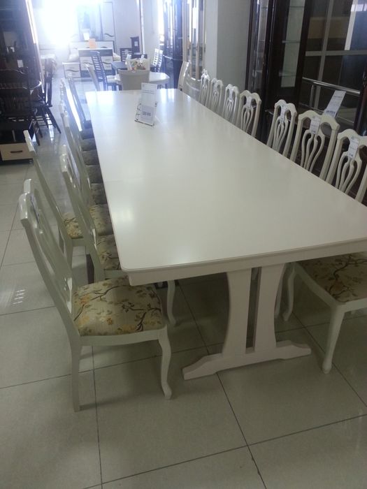 Стол и стулья для гостей