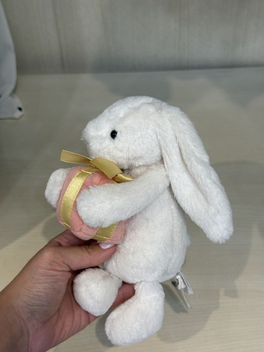 Jellycat Bashful Bunny - зайче с подарък
