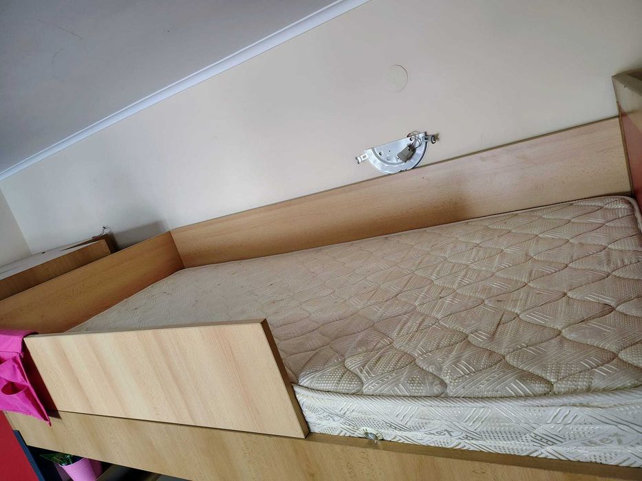 Pat supraetajat copii cu birou, 2 dulapuri, rafturi și scară de funie – stare foarte bună