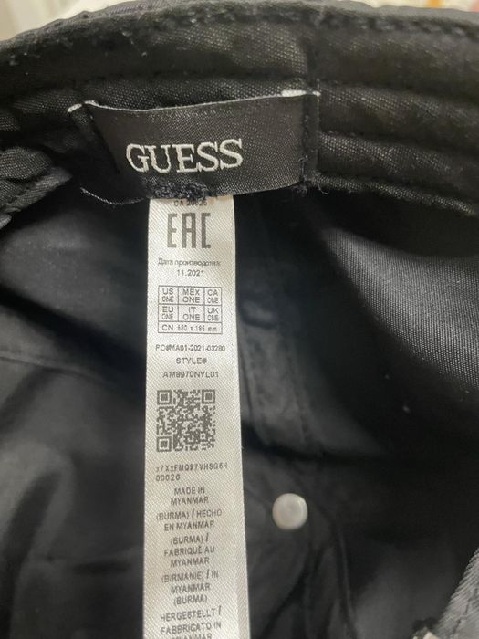 Шапка с козирка guess