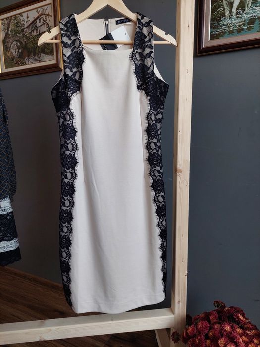 Бежава рокля с дантела