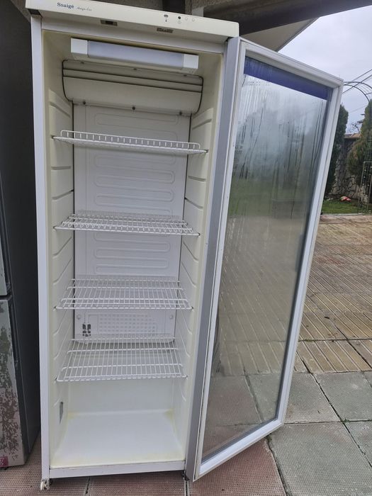 Продавам хладилна витрина Snaige много запазена