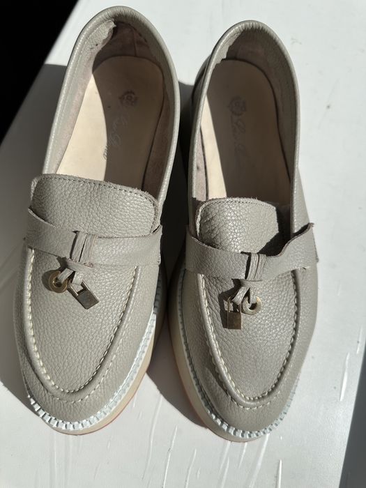 Продам лоферы серые