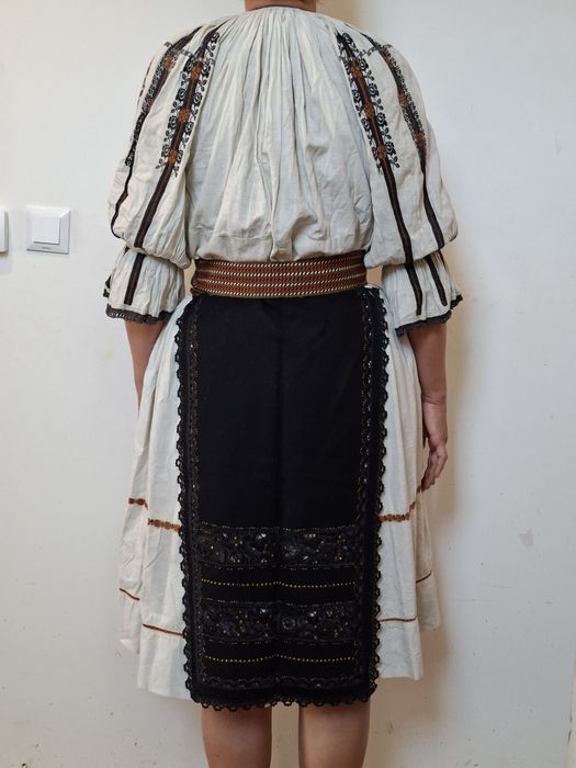 Vind costum popular