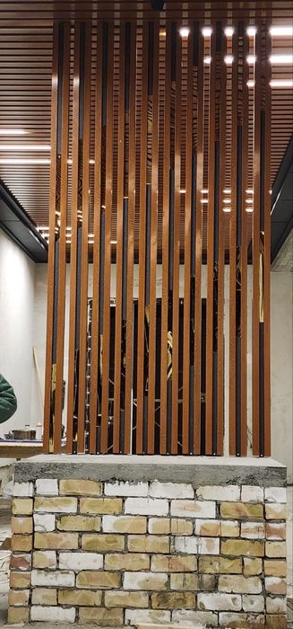 Совремнный металический забор жалюзи красиво и надежно.