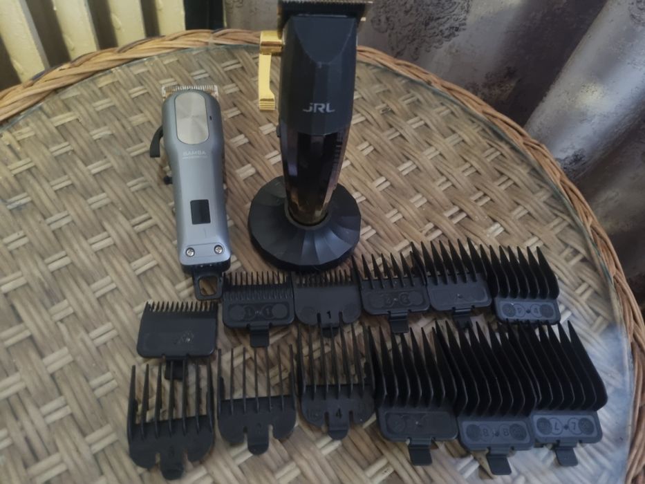 Vând ce se vede ambele mașini de tuns cu toate grătarele preț 800 de L