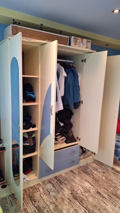 Продавам Гардероб тоалетка и нощни шкафчета