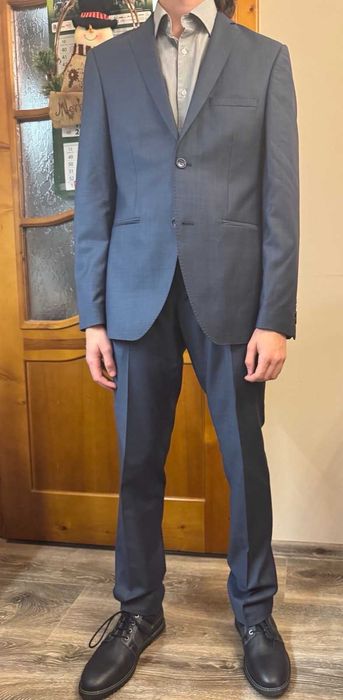 Продавам ползван абитуриентски костюм