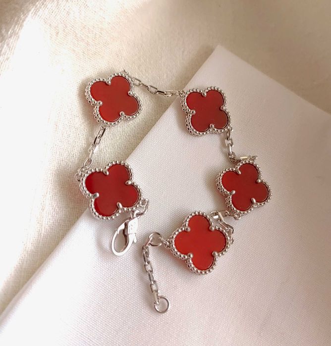 Дамска гривна с пет детелини от червен царнелин - Van Cleef & Arpels