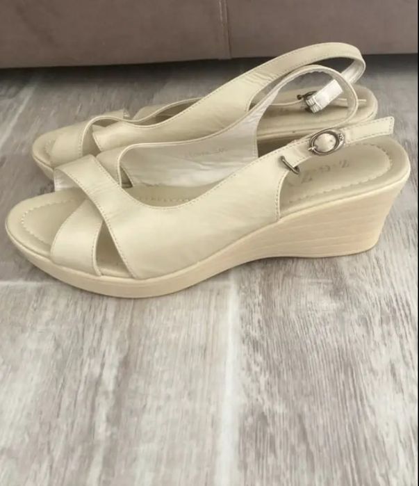 Босоножки женские