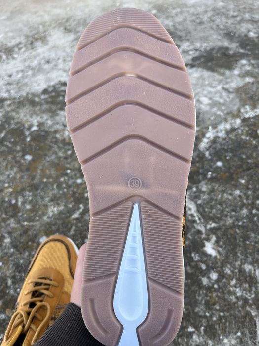 Горчично жълти и крокодилски кецове.