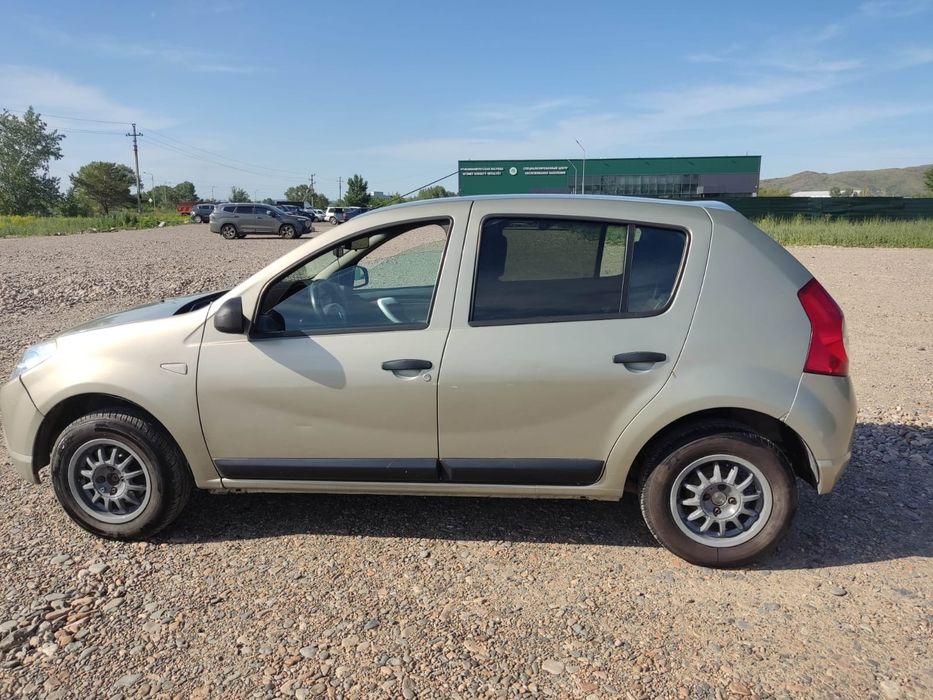 Машина Renault Sandero