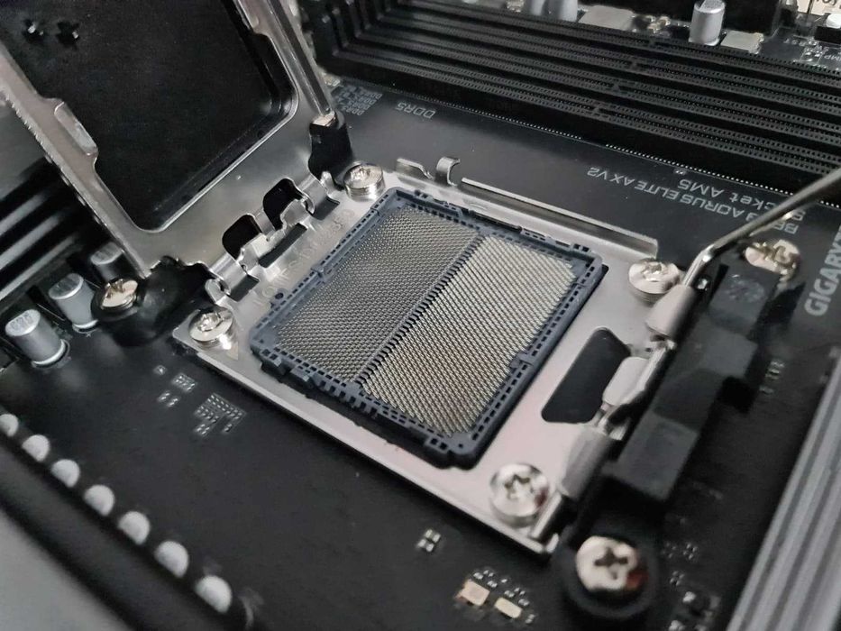 Gigabyte B650 Aorus Elite Ax V2 - cu garantie pana in Septembrie 2027