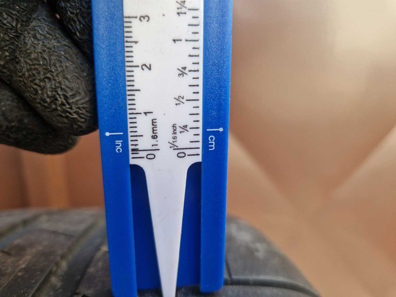 2 Pirelli R18 215/40
летни гуми
DOT1022