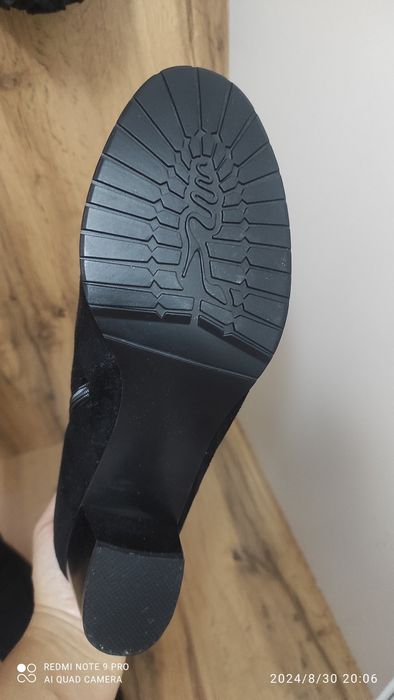 Продам новые замшевые сапоги