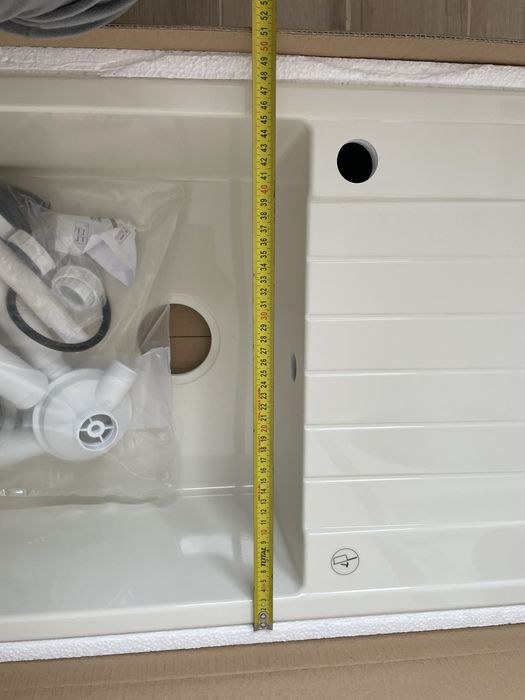 Бяла FAT мивка с десен плот и смесител