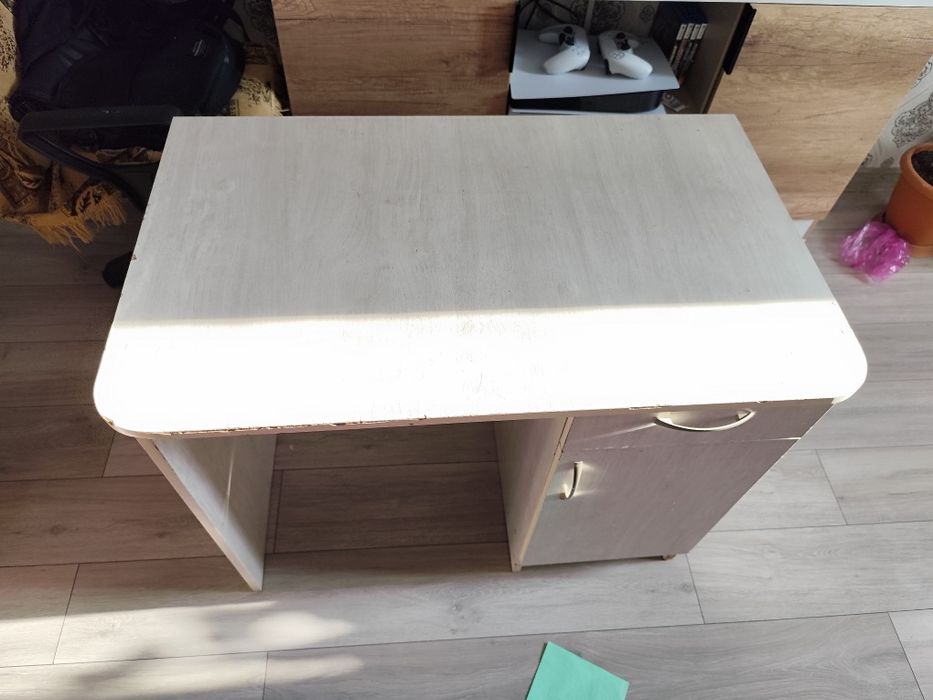 Стол письменный светлый