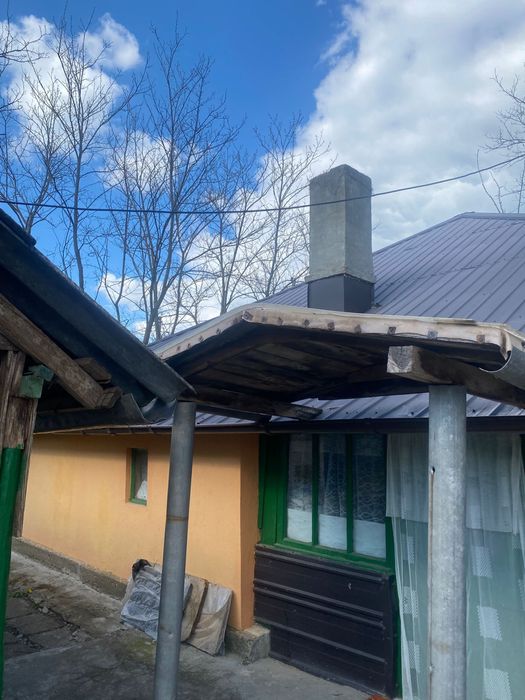 De vanzare casă batraneasca locuibila compusa din 3 camere si dependinte,fântana cu apa potabilă,2 sobe teracota,curent electric,pivnita,curte 2000 mp