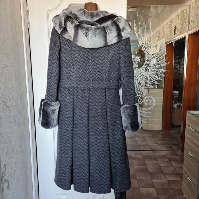 Зимнее пальто с капюшоном