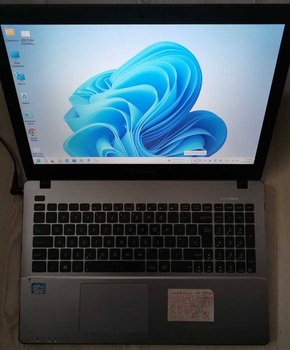 15.6" Лаптоп ASUS X550CA 4GB RAM 500GB HDD с проблем клавиатура и бат.