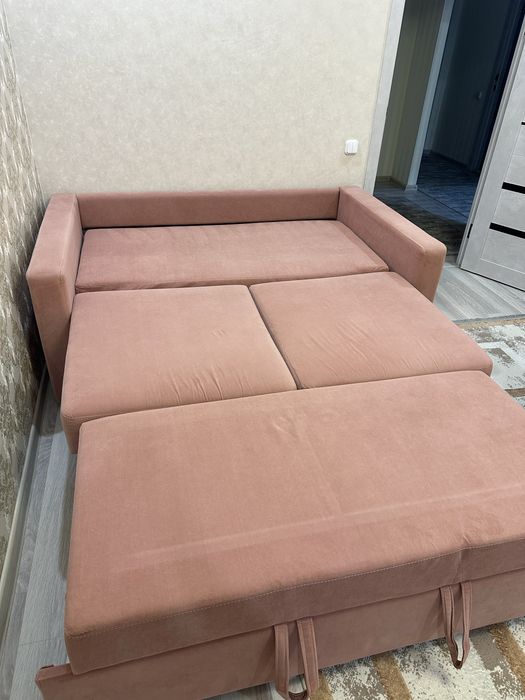 Диван 1.5 метра пудрового цвета