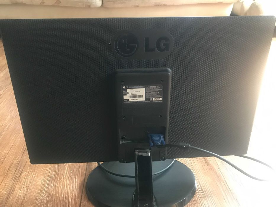 Монитор  LG  22M38A