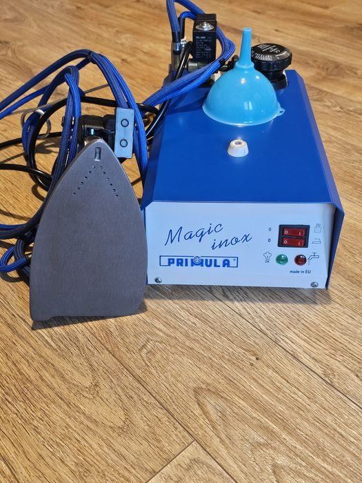 Fier de călcat cu aburi industrial Primula Magic Inox de 2,5 litri.