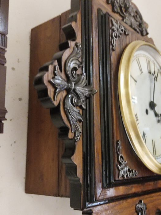 Продавам 2 бр. стенни часовници в колекционерски вид.