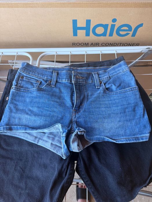 Продавам комплект от 7 чифта къси дънкови панталони на Levi's. Идеални за лятото!