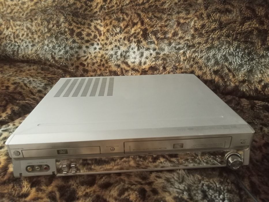 Продам видеомагнитофон LG