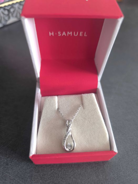 Сребърно колие - ново, в бижутерийна кутийка