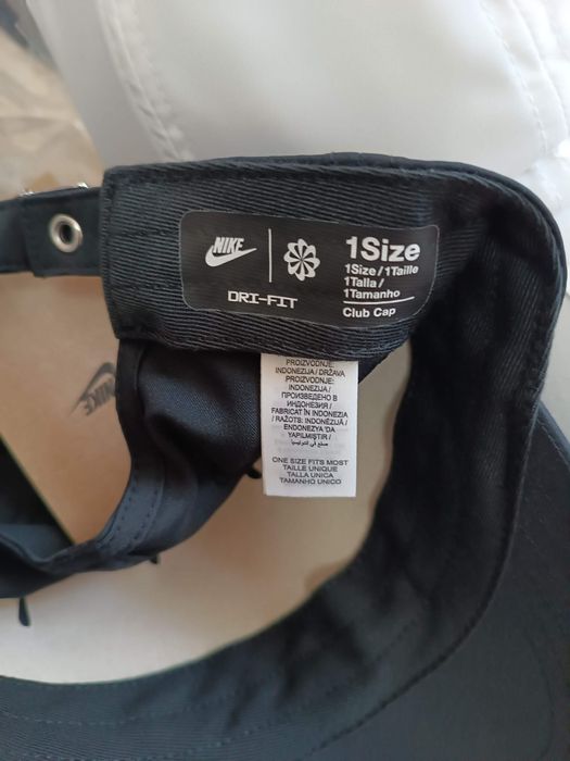 Vand sepci de la firma Nike
